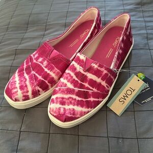 New with tag canvas pink and white Toms shoe size 7